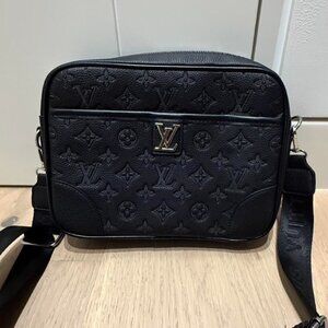 LV CROSSBODY BAG